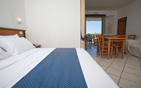 Baraka Apartments: Meubilair, Stoel, Tafel, Keuken En Eettafel, Schaduw, Toevlucht, Buitenmeubels, Beits, Hardwood, Balkon