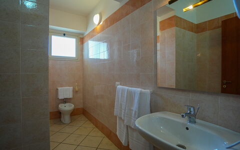 Baraka Apartments: Wastafel In De Badkamer, Flooring, Interieur Ontwerp, Muur, Verdieping, Loodgieterswerkinrichting, Wastafel, Plafond, Kraan, Badkamer