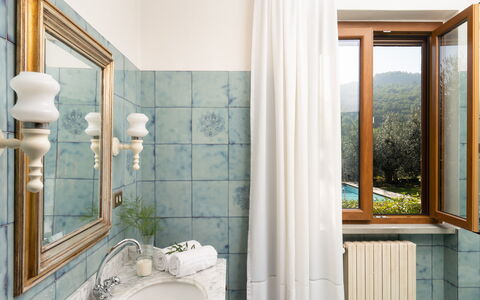 Residenza la Casuccia: Kraan, Loodgieterswerkinrichting, Azure, Hout, Interieur Ontwerp, Verlichting, Venster, Verdieping, Badkamer