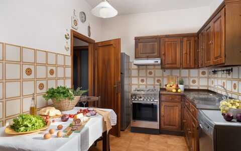 Residenza la Casuccia: Voedsel, Cabinetry, Countertop, Eigendom, Tafel, Hout, Keuken, Verlichting, Interieur Ontwerp, Tableware