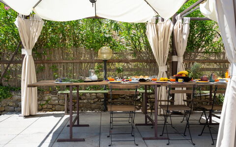 Villa La Vigna: Tafel, Meubilair, Fabriek, Stoel, Schaduw, Buitenmeubels, Buitentafel, Interieur Ontwerp, Boom, Decoratie