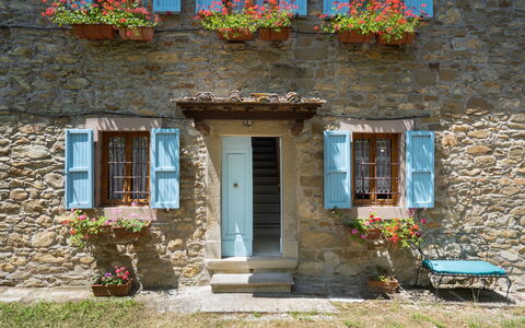 Villa La Vigna: Fabriek, Gebouw, Venster, Dag, Eigendom, Bloem, Azure, Blad, Deur, Hout