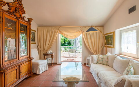 Villa Sole Martina Franca: Meubilair, Interieur Ontwerp, Flooring, Verdieping, Bankstel, Hout, Plafond, Verlichting, Woonkamer, Kamer