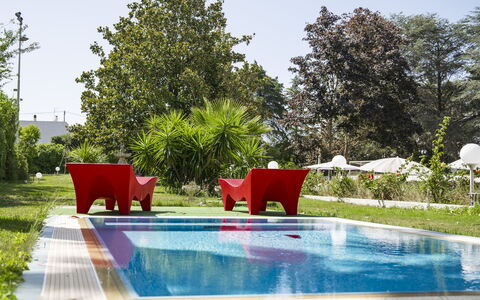 Villa Sole Martina Franca: Water, Fabriek, Lucht, Eigendom, Boom, Schaduw, Gras, Vrije Tijd, Landschap, Natuurlijk Landschap