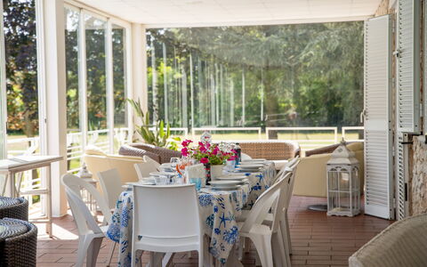 Villa Sole Martina Franca: Meubilair, Stoel, Tafel, Interieur Ontwerp, Keuken En Eettafel, Glas, Restaurant, Buitentafel, Buitenmeubels, Eetkamer