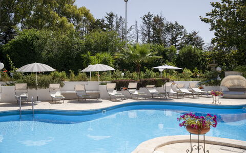 Villa Sole Martina Franca: Zwembad, Buitenmeubels, Meubilair, Paraplu, Toevlucht, Ligstoel, Stoel, Eco Hotel, Vrije Tijd, Schaduw