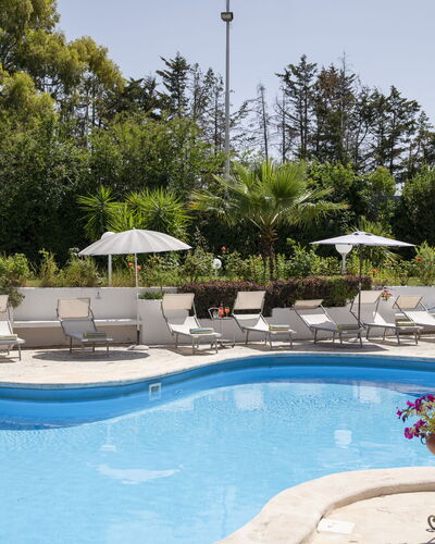 Villa Sole Martina Franca: Zwembad, Buitenmeubels, Meubilair, Paraplu, Toevlucht, Ligstoel, Stoel, Eco Hotel, Vrije Tijd, Schaduw