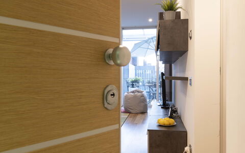 Florence Suite Apartment: Gebouw, Hout, Kamerplant, Bloempot, Deur, Stellingen, Verdieping, Flooring, Fabriek, Hardwood