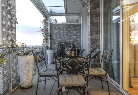 Florence Suite Apartment: Eigendom, Meubilair, Stoel, Interieur Ontwerp, Hout, Gebouw, Fabriek, Huis, Lucht, Tafel