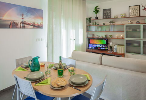 Apartment Serena - Levanto: Tafel, Meubilair, Eigendom, Bankstel, Azure, Interieur Ontwerp, Plank, Architectuur, Fotolijst, Tableware