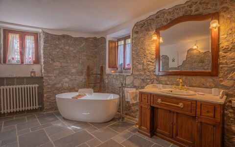 Villa In Garfagnana: Spiegel, Badkamerkast, Loodgieterswerkinrichting, Kraan, Eigendom, Gebouw, Wastafel, Cabinetry, Bad, Badkamer
