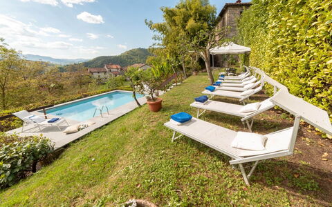 Villa In Garfagnana: Fabriek, Lucht, Water, Wolk, Zwembad, Buitenmeubels, Natuurlijk Landschap, Boom, Architectuur, Vrije Tijd