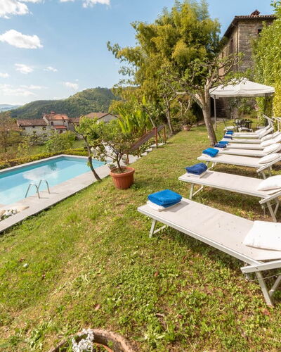 Villa In Garfagnana: Fabriek, Lucht, Water, Wolk, Zwembad, Buitenmeubels, Natuurlijk Landschap, Boom, Architectuur, Vrije Tijd