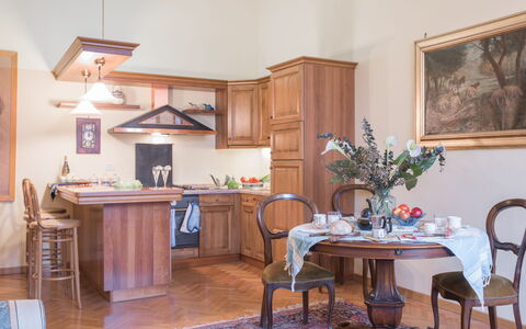 Duomo Suite: Meubilair, Tafel, Cabinetry, Bloem, Stoel, Hout, Countertop, Fotolijst, Flooring, Gebouw