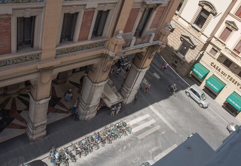 Duomo Suite: Venster, Gebouw, Stedelijk Ontwerp, Weg Oppervlak, Auto, Facade, Landmark, Weg, Stad, Voertuig