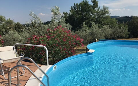 Villa Nibbiano: Water, Lucht, Fabriek, Eigendom, Zwembad, Azure, Wolk, Vrije Tijd, Buitenmeubels, Natuurlijk Landschap