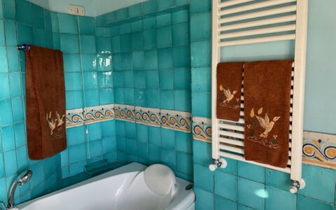 Villa Nibbiano: Bad, Eigendom, Loodgieterswerkinrichting, Blauw, Azure, Interieur Ontwerp, Badkamer, Kraan, Flooring, Verdieping