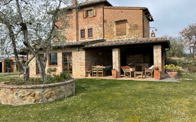 Villa Nibbiano: Fabriek, Lucht, Gebouw, Venster, Huis, Boom, Land Lot, Hout, Gras, Verblijf