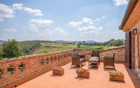 Villa Sulle Crete: Wolk, Lucht, Fabriek, Gebouw, Hout, Boom, Land Lot, Bloempot, Steen, Venster