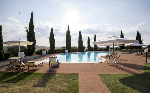 Villa Sulle Crete: Lucht, Water, Wolk, Fabriek, Boom, Zwembad, Gebouw, Buitenmeubels, Gras, Vrije Tijd