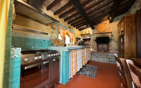 Villa Patrizia: Eigendom, Cabinetry, Gebouw, Hout, Countertop, Interieur Ontwerp, Keuken, Steen, Verdieping, Flooring