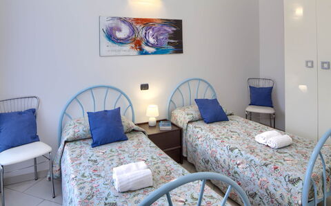 Apartment Fernanda 2 - Levanto: Tafel, Meubilair, Eigendom, Azure, Blauw, Comfort, Textiel, Interieur Ontwerp, Stoel, Verlichting