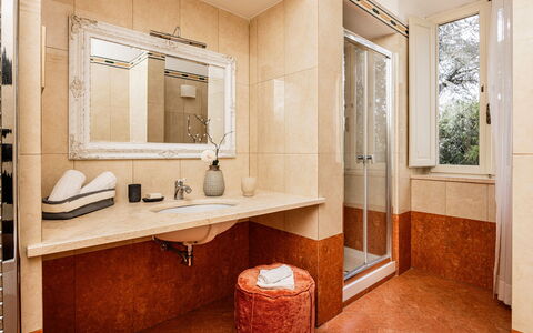 Villa Staggia: Wastafel In De Badkamer, Flooring, Muur, Loodgieterswerkinrichting, Badkamer, Verdieping, Wastafel, Interieur Ontwerp, Kraan, Loodgieter
