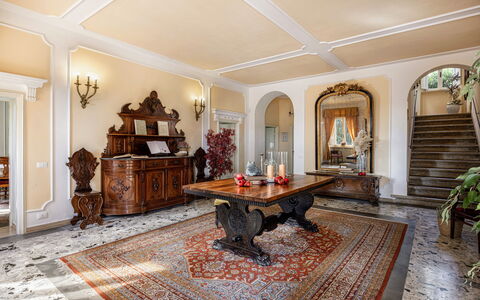 Villa Staggia: Meubilair, Interieur Ontwerp, Flooring, Hout, Verdieping, Plafond, Woonkamer, Verlichting, Stoel, Kamer