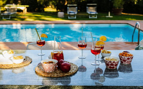 Villa Staggia: Voedsel, Tableware, Fruit, Serveware, Tafel, Ingrediënt, Drinkware, Produceren, Glaswerk, Dishware