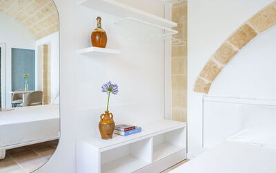 Carrubo - Mastropà: Hout, Interieur Ontwerp, Verlichting, Stellingen, Fabriek, Flooring, Verdieping, Woonkamer, Muur, Kamerplant