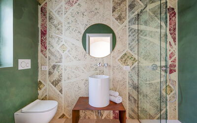 Leccio - Mastropà: Loodgieterswerkinrichting, Eigendom, Gebouw, Toilet, Wc Bril, Badkamer, Wastafel In De Badkamer, Purper, Interieur Ontwerp, Hout