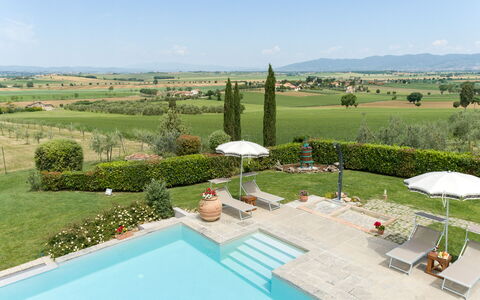 Villa Dei Ciliegi: Water, Lucht, Fabriek, Eigendom, Wolk, Zwembad, Azure, Land Lot, Boom, Vrije Tijd
