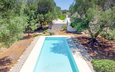 Trullo Cristiana - San Michele Salentino, Apulië, Italië