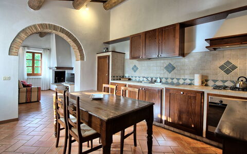 Casale Chieteno: Tafel, Meubilair, Eigendom, Cabinetry, Countertop, Hout, Interieur Ontwerp, Verlichting, Keuken, Verdieping
