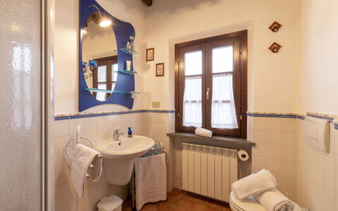 Il Borgo Apartment: Spiegel, Kraan, Loodgieterswerkinrichting, Wastafel, Eigendom, Wastafel In De Badkamer, Badkamer, Venster, Interieur Ontwerp, Architectuur
