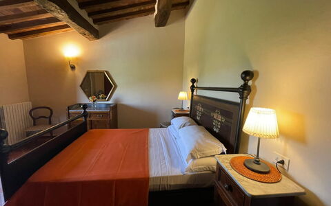 Podere La Sterza: Meubilair, Eigendom, Comfort, Hout, Lamp, Verlichting, Bed, Bed Frame, Interieur Ontwerp, Verdieping