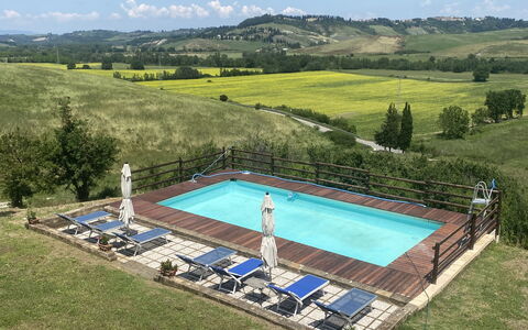 Podere La Sterza: Water, Lucht, Fabriek, Zwembad, Boom, Wolk, Buitenmeubels, Natuurlijk Landschap, Rechthoek, Stoel