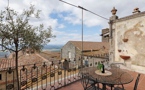 La Terrazza Sulla Valle: Wolk, Lucht, Eigendom, Gebouw, Tafel, Fabriek, Bloempot, Venster, Boom, Hek