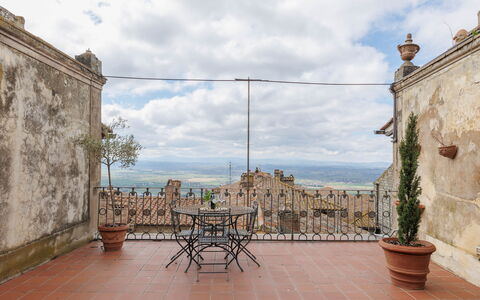 La Terrazza Sulla Valle: Lucht, Wolk, Eigendom, Fabriek, Gebouw, Bloempot, Azure, Stoel, Hout, Flooring