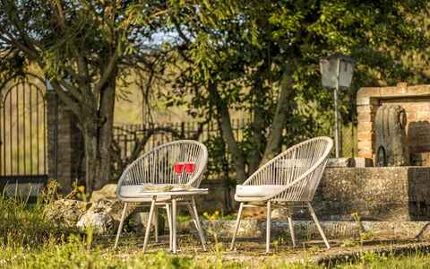 Villa Pianoia: Fabriek, Meubilair, Blad, Plantkunde, Hout, Vegetation, Boom, Gras, Stoel, Vrije Tijd