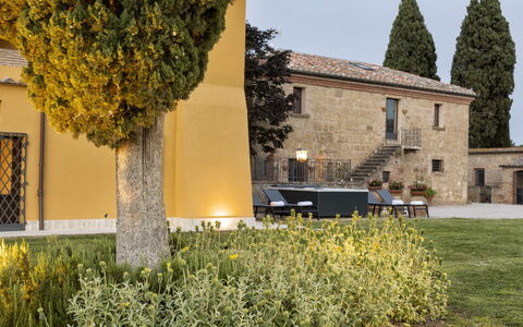 Villa Pianoia: Fabriek, Lucht, Eigendom, Gebouw, Venster, Boom, Land Lot, Vegetation, Geel, Gras