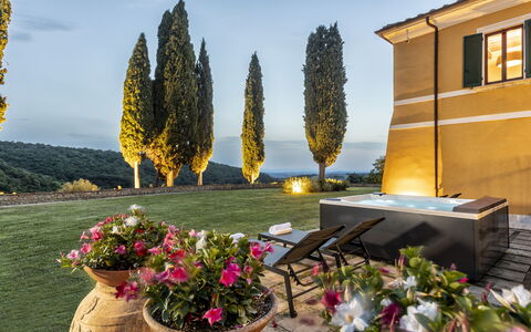 Villa Pianoia: Bloem, Fabriek, Lucht, Eigendom, Bloempot, Venster, Gebouw, Plantkunde, Wolk, Boom