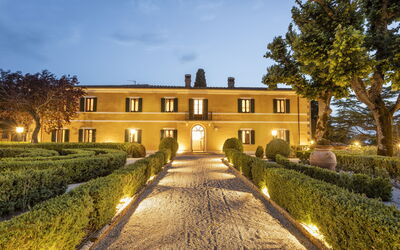 Villa Pianoia: Lucht, Fabriek, Gebouw, Boom, Wolk, Huis, Venster, Gras, Landschap, Woongebied