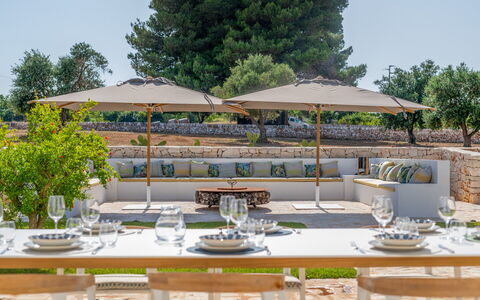 Trullo Under The Apulian Sky: Tafel, Fabriek, Lucht, Meubilair, Boom, Bloempot, Stoel, Buitenmeubels, Tableware, Paraplu