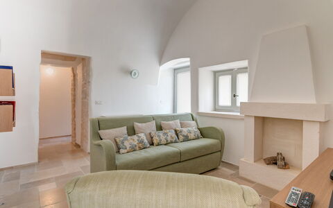 Trullo Under The Apulian Sky: Eigendom, Bankstel, Fotolijst, Comfort, Hout, Interieur Ontwerp, Verdieping, Flooring, Woonkamer