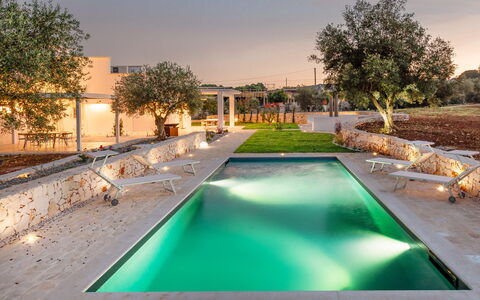 Trullo Under The Apulian Sky: Water, Fabriek, Lucht, Eigendom, Licht, Gebouw, Zwembad, Boom, Verlichting, Zwemwater