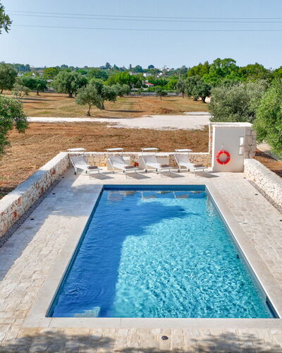 Trullo Under The Apulian Sky: Water, Fabriek, Eigendom, Lucht, Zwembad, Azure, Rechthoek, Boom, Gras, Zwemwater