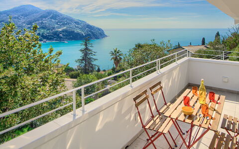 Casa Grande Mare - Levanto: Lucht, Water, Dag, Eigendom, Wolk, Azure, Gebouw, Hek, Hout, Kust En Oceanic Landvormen
