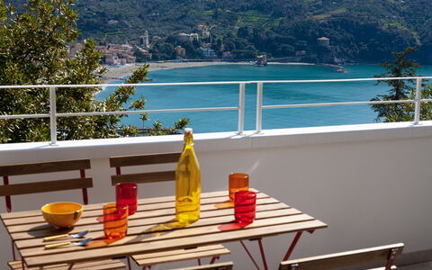 Casa Grande Mare - Levanto: Water, Eigendom, Tafel, Meubilair, Fles, Tableware, Azure, Stoel, Boom, Buitenmeubels