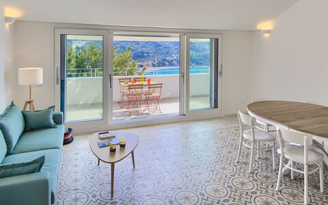 Casa Grande Mare - Levanto: Tafel, Meubilair, Eigendom, Stoel, Hout, Interieur Ontwerp, Flooring, Bankstel, Verdieping, Schaduw